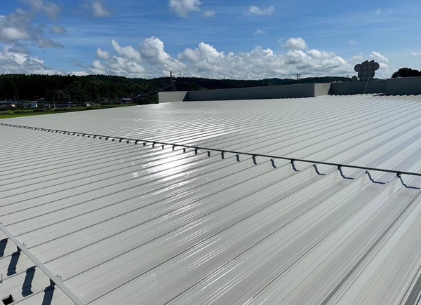 新潟市・大型店舗|屋根塗装工事 清潔感があり、日射率の高い明るい色へ塗り替え (2)