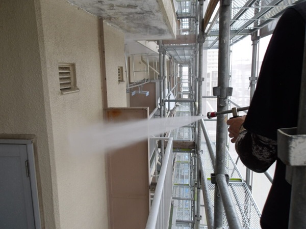新潟市中央区・RC6階建マンションの大規模改修工事 高圧洗浄