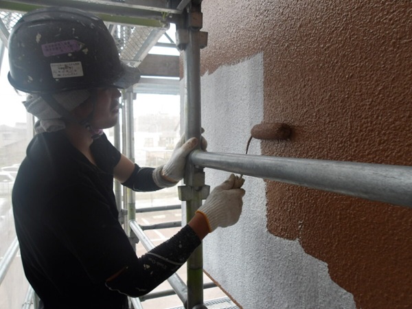 新潟市中央区・RC6階建マンションの大規模改修工事 中塗り (2)