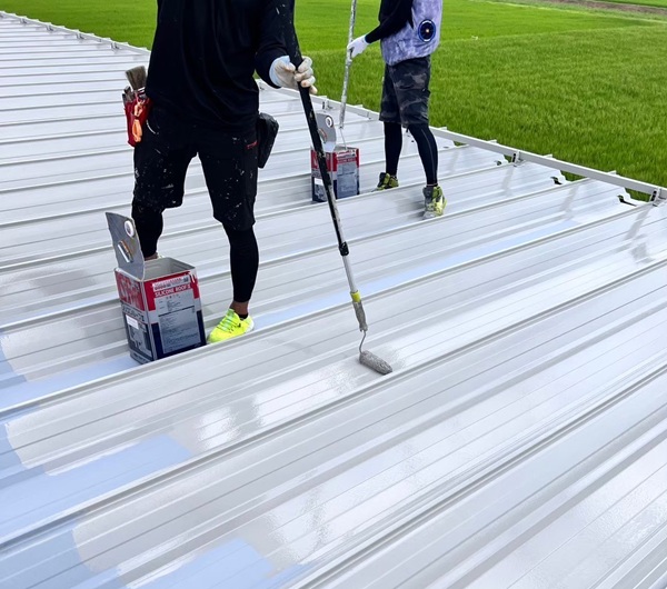 新潟市・大型店舗の屋根塗装|日射反射率の高い明るい色で塗装し、清潔感もアップ 上塗り