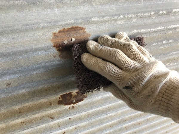 新潟市西区・アパートの外壁塗装|サビの発生した金属サイディングを補修、防錆塗装 (4)