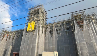 大規模修繕で養生シートを設置したマンション
