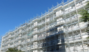 大規模修繕で足場を設置したマンション