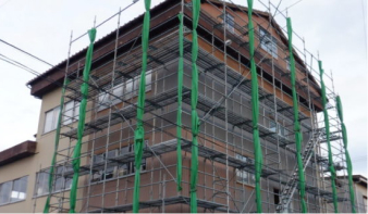 大規模修繕で足場を設置した建物
