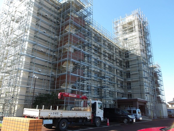 新潟市中央区・RC6階建マンションの大規模改修工事 足場 (2)