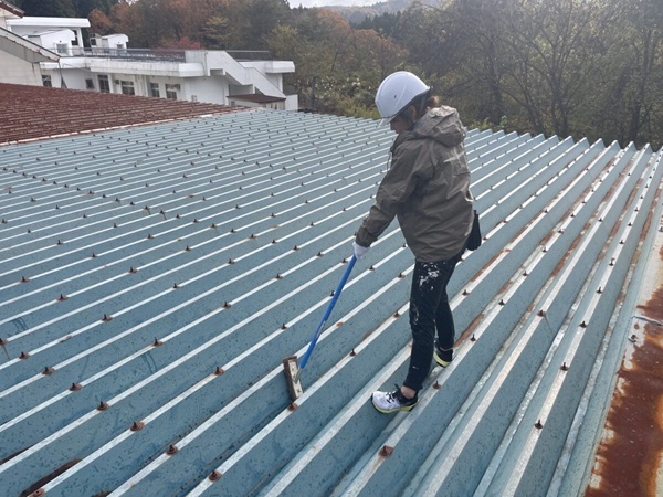 新潟市・工場|折板屋根塗装工事 ケレン