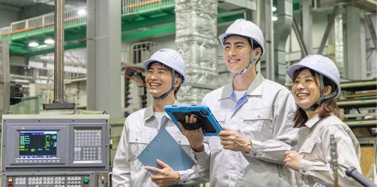 工場で働く人々