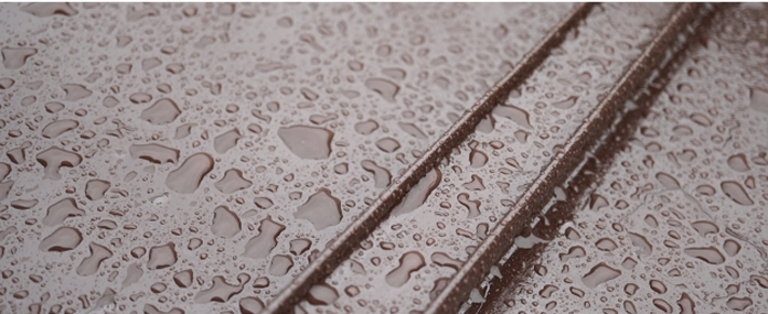 屋根が雨に濡れている様子