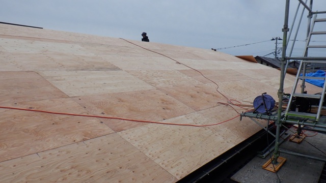 野地板(コンパネ)増し張り屋根カバー工法_施工中 (6)