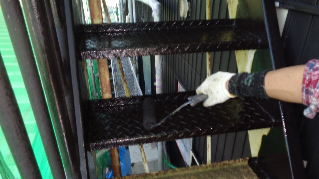 サビた鉄骨階段も外壁の色に合わせて塗装をしました (3)