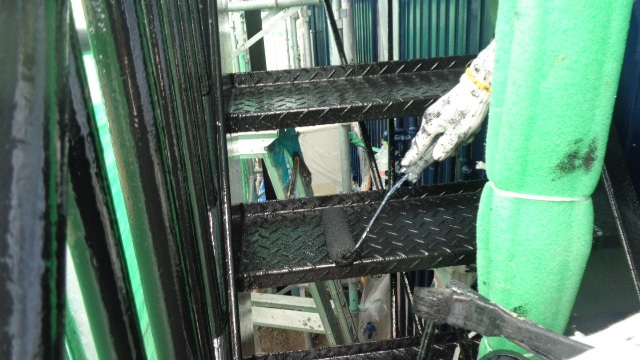 サビた鉄骨階段も外壁の色に合わせて塗装をしました (1)