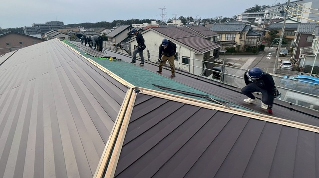 野地板(コンパネ)増し張り屋根カバー工法_施工中 (1)