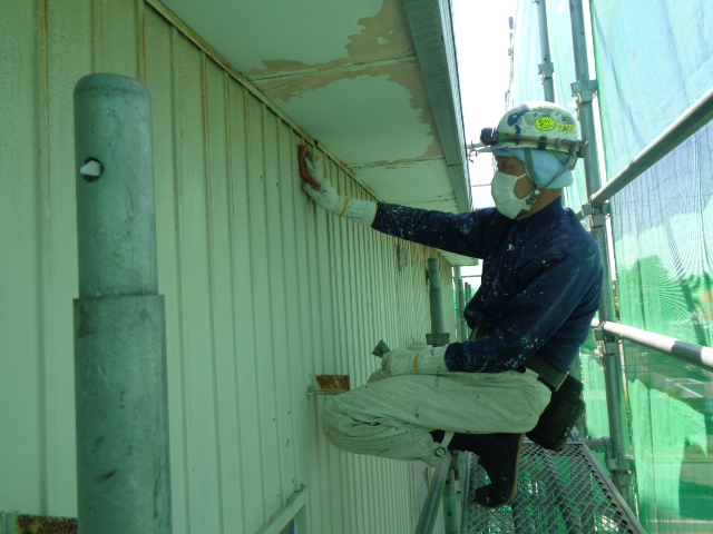 浮きや剥がれたALC外壁は補修し、外壁全体を塗装で保護_施工中 (2)