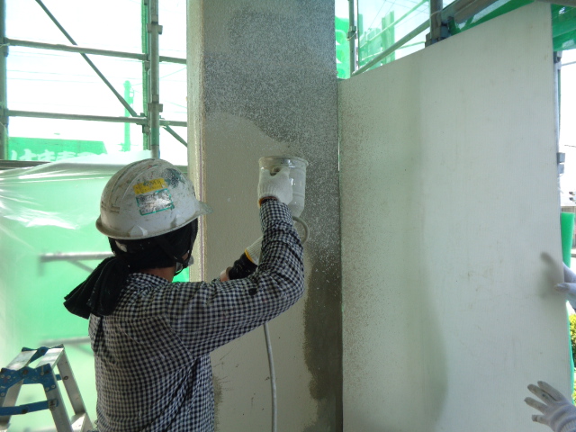 浮きや剥がれたALC外壁は補修し、外壁全体を塗装で保護_施工中 (1)