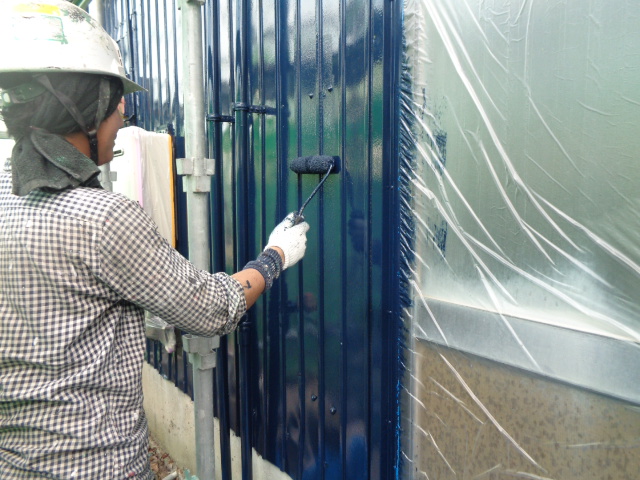 浮きや剥がれたALC外壁は補修し、外壁全体を塗装で保護_施工中 (3)