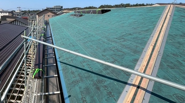 新潟市・アパート2棟|屋根カバー工法(サビた屋根にガルバリウム鋼板施工)_施工中