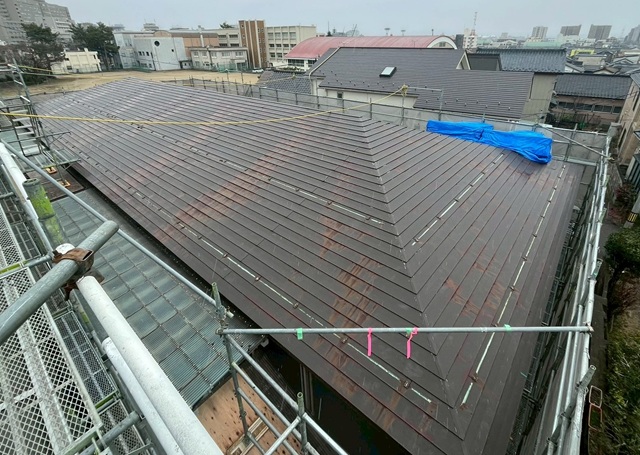 新潟市・アパート2棟|屋根カバー工法(サビた屋根にガルバリウム鋼板施工)_施工前 (3)