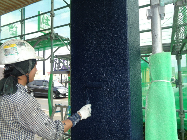 浮きや剥がれたALC外壁は補修し、外壁全体を塗装で保護_施工中 (4)